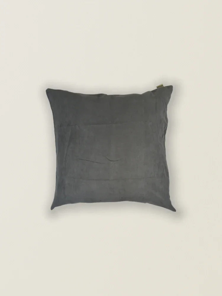 Funda de cojín de ante gris oscuro. Tamaño aproximado: 45*45 cm